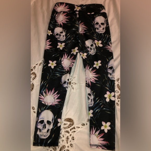 Evolution and Creation leggings size medium skull and flowers 
Bundle2save$ - Picture 3 of 9